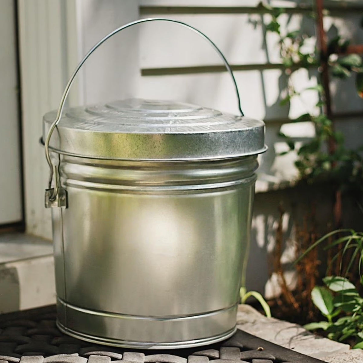 6-Gallon Galvanized Steel Storage Can with Locking Lid J9147